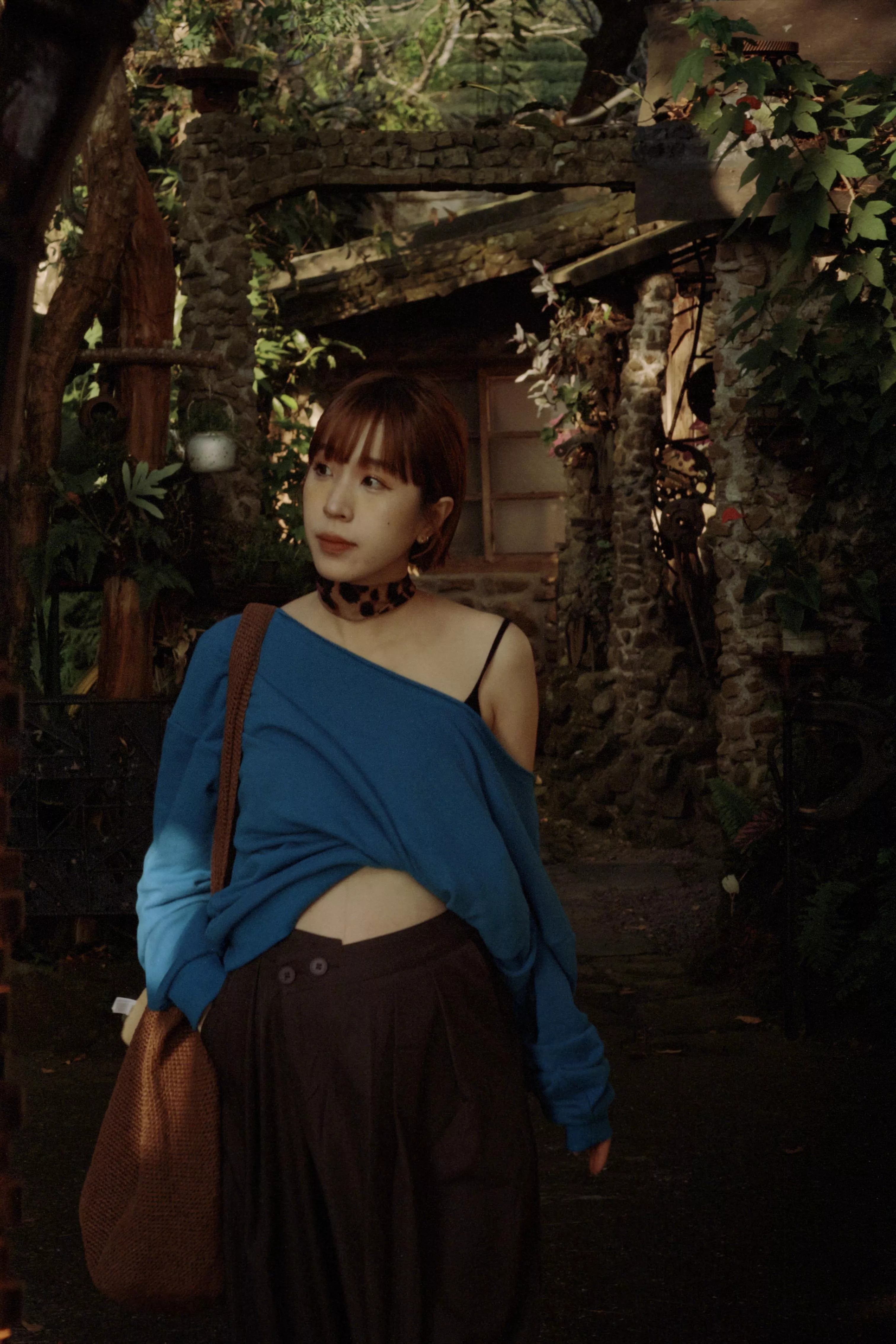 不收邊斜肩大學tee