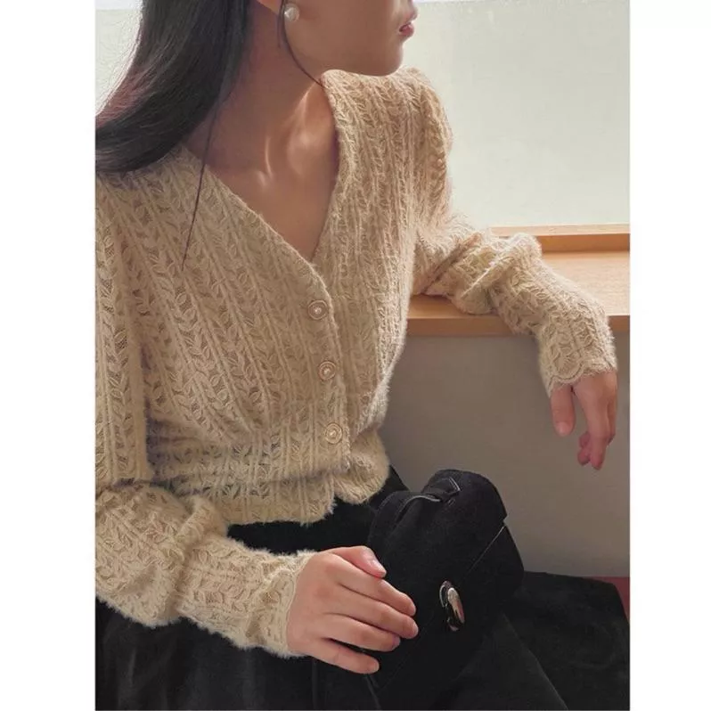 現貨 BeigeClothig✤｜浪漫秋日。溫柔復古V領蕾絲鏤空排扣上衣 罩衫