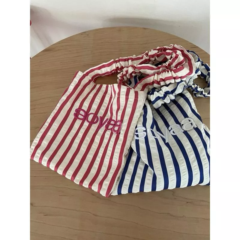 BeigeClothig✤｜𝐌𝐚𝐫.07 褶皺設計字母刺繡手拿包