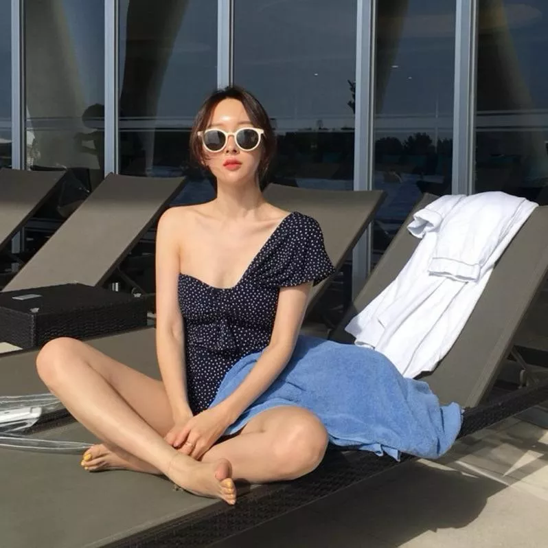 BeigeClothig✤｜𝐒𝐰𝐢𝐦𝐬𝐮𝐢𝐭👙斜肩造型點點連身泳衣 泳裝