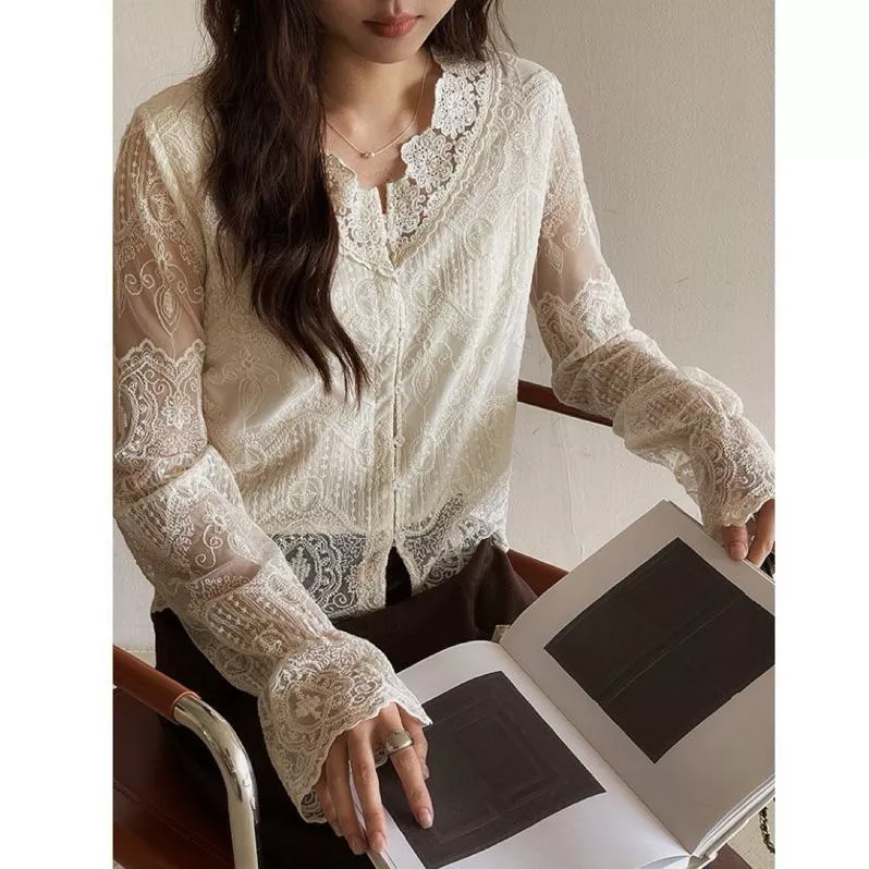 BeigeClothig✤｜𝐎𝐜𝐭.03 法式氣質鈎花V領襯衫