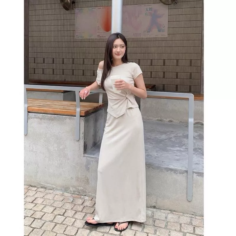 BeigeClothig✤｜𝑴𝒂𝒓𝒄𝒉.限動快閃好評加開🎀完美休閒！斜肩設計上衣+半身裙套裝