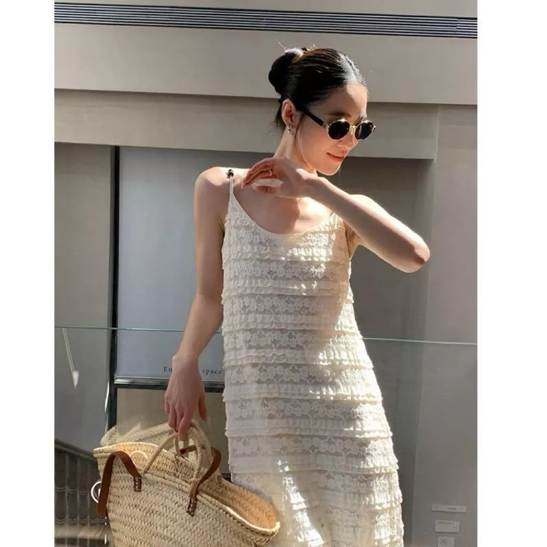 BeigeClothig✤｜𝑴𝒂𝒓𝒄𝒉.限動快閃好評加開🎀氣質氛圍木耳邊蕾絲鏤空細肩連身洋裝