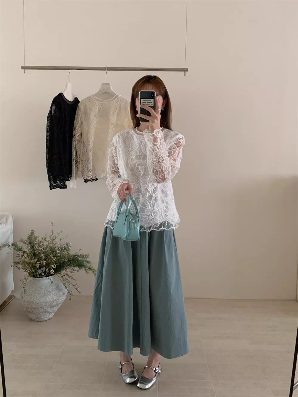 貓姐的網路商店~ 60公斤以下可穿~絕美刺繡透視蕾絲上衣#38213~3種顏色~一件520元~預購款