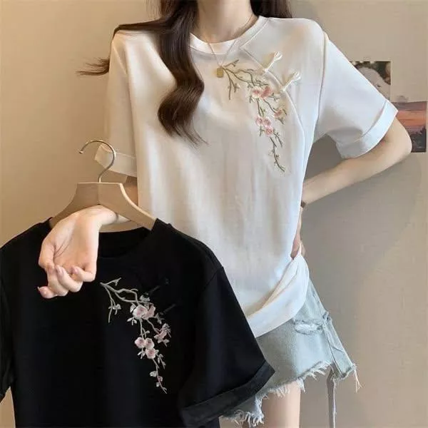 貓姐的網路商店~有中大尺碼~T5195 中國風桃花刺繡短T~2種顏色~S-5XL~一件390元~預購款