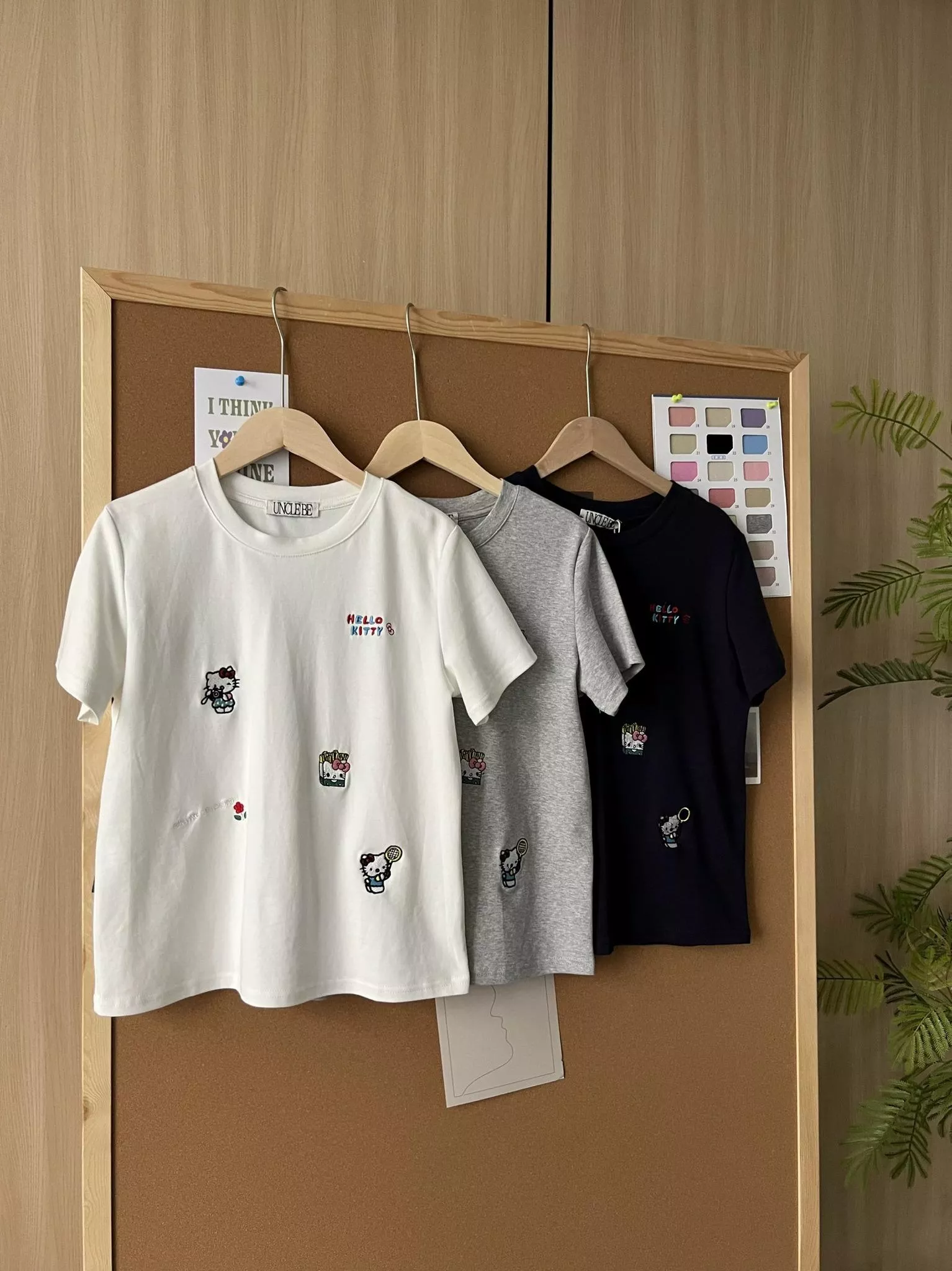 貓姐的網路商店~韓卡通貓咪刺繡短袖T恤上衣#38431~3種顏色~一件500元~預購款
