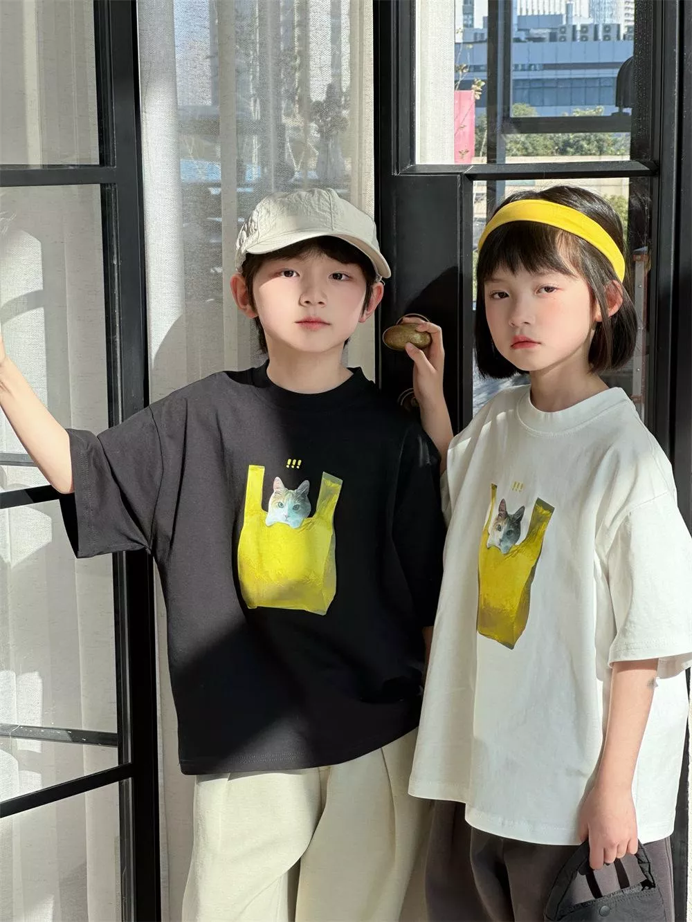 〔90-150〕可愛插畫貓咪躲袋子印花落肩短袖