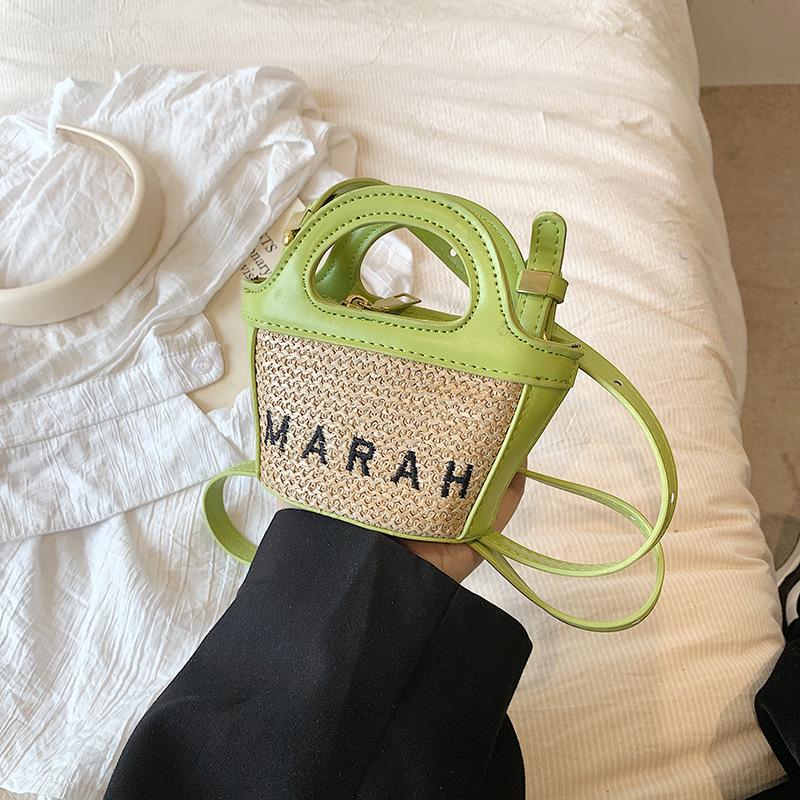 草編風字母刺繡斜背包