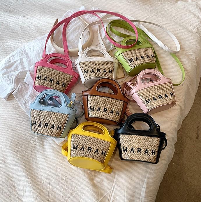 草編風字母刺繡斜背包
