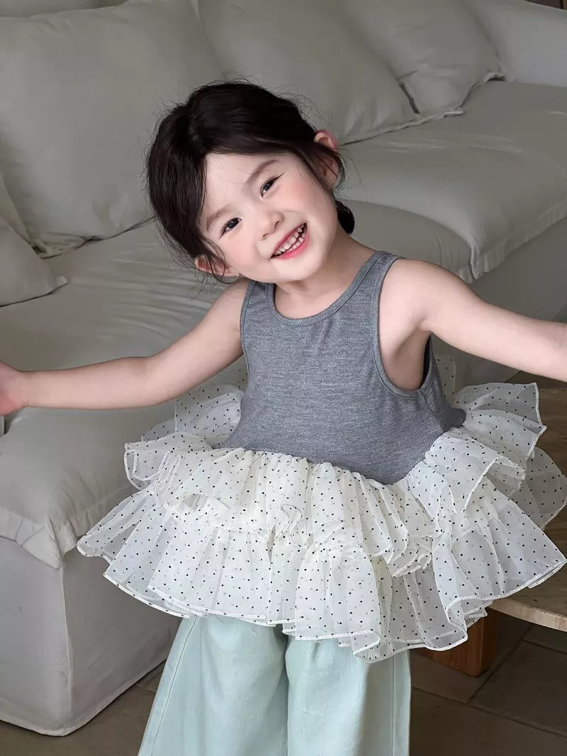 〔90-140〕如花綻放~滿印點點拚接蓬蓬網紗灰色背心