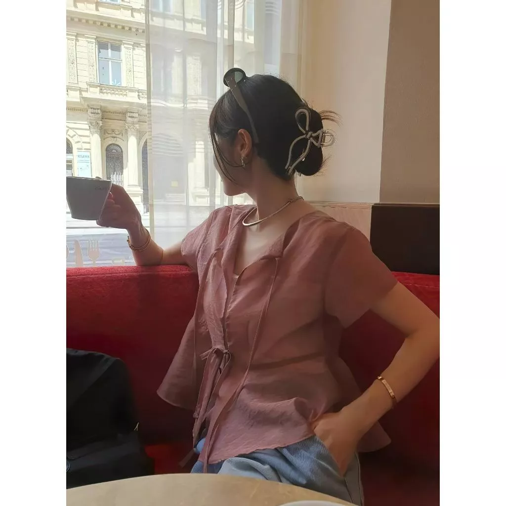 現貨 GentleB 豆沙粉 氣質荷葉擺透膚綁帶衫