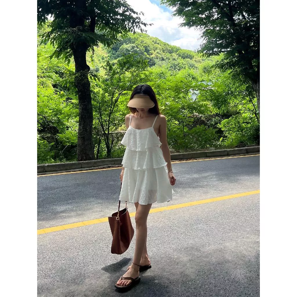 Dark Beige x Amuse Soul 兩件式洋感套裝 細緻壓紋 長版荷葉細肩帶無袖上衣 鬆緊腰短褲