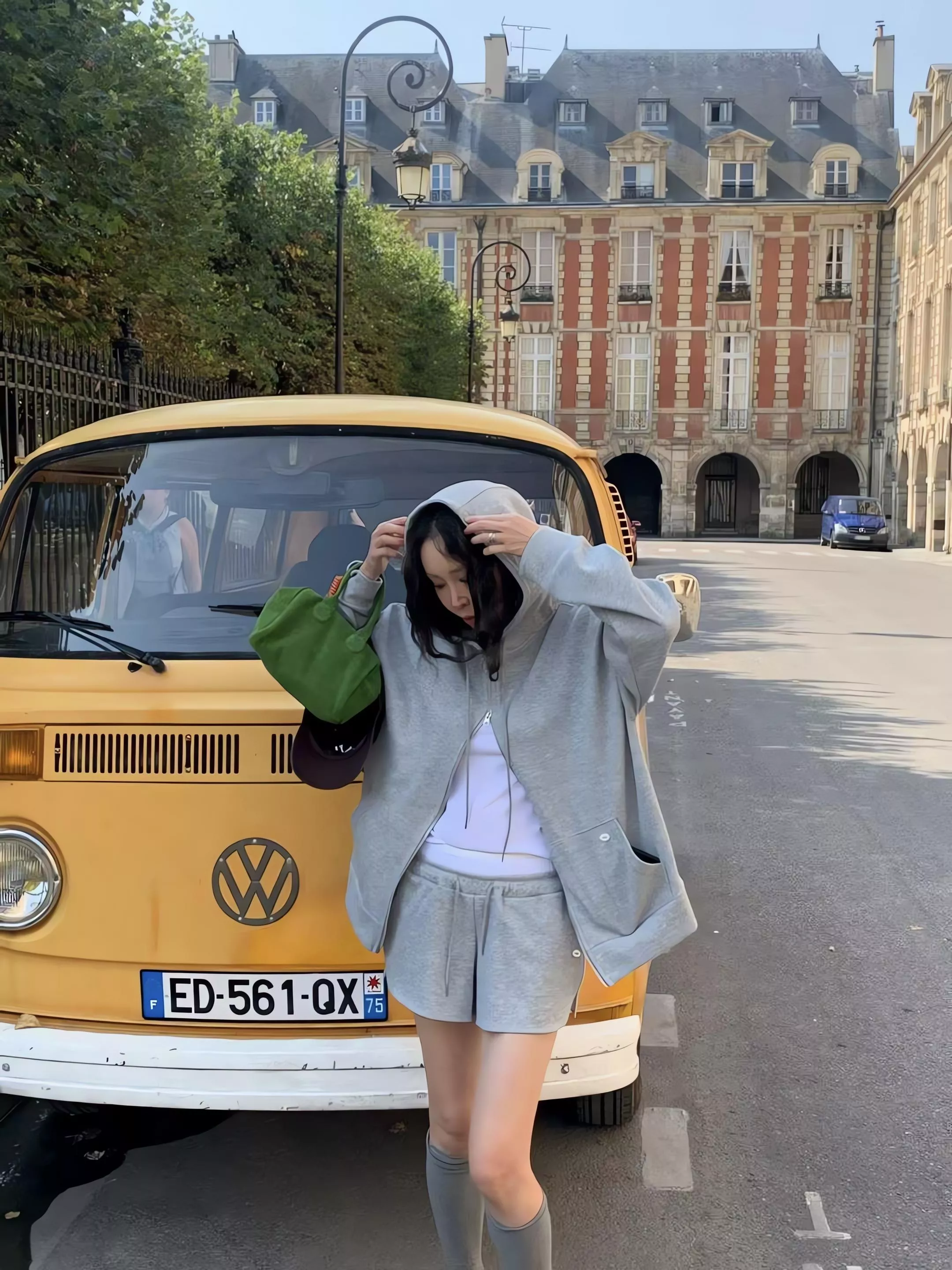 Tom Girl 品牌小標 細格壓紋套裝 拉鍊連帽外套 拼接鬆緊腰短褲