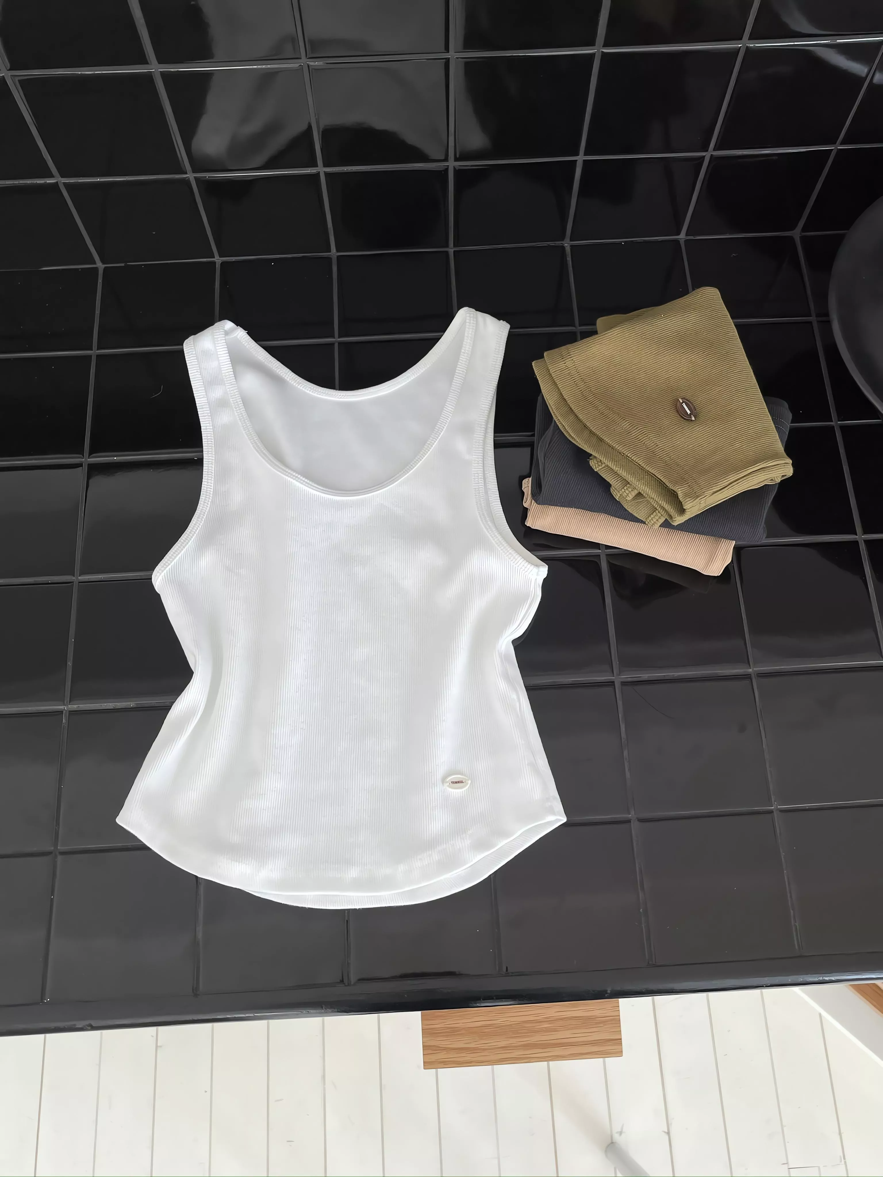 Tom Girl 品牌小標 柔彈圓弧羅紋背心