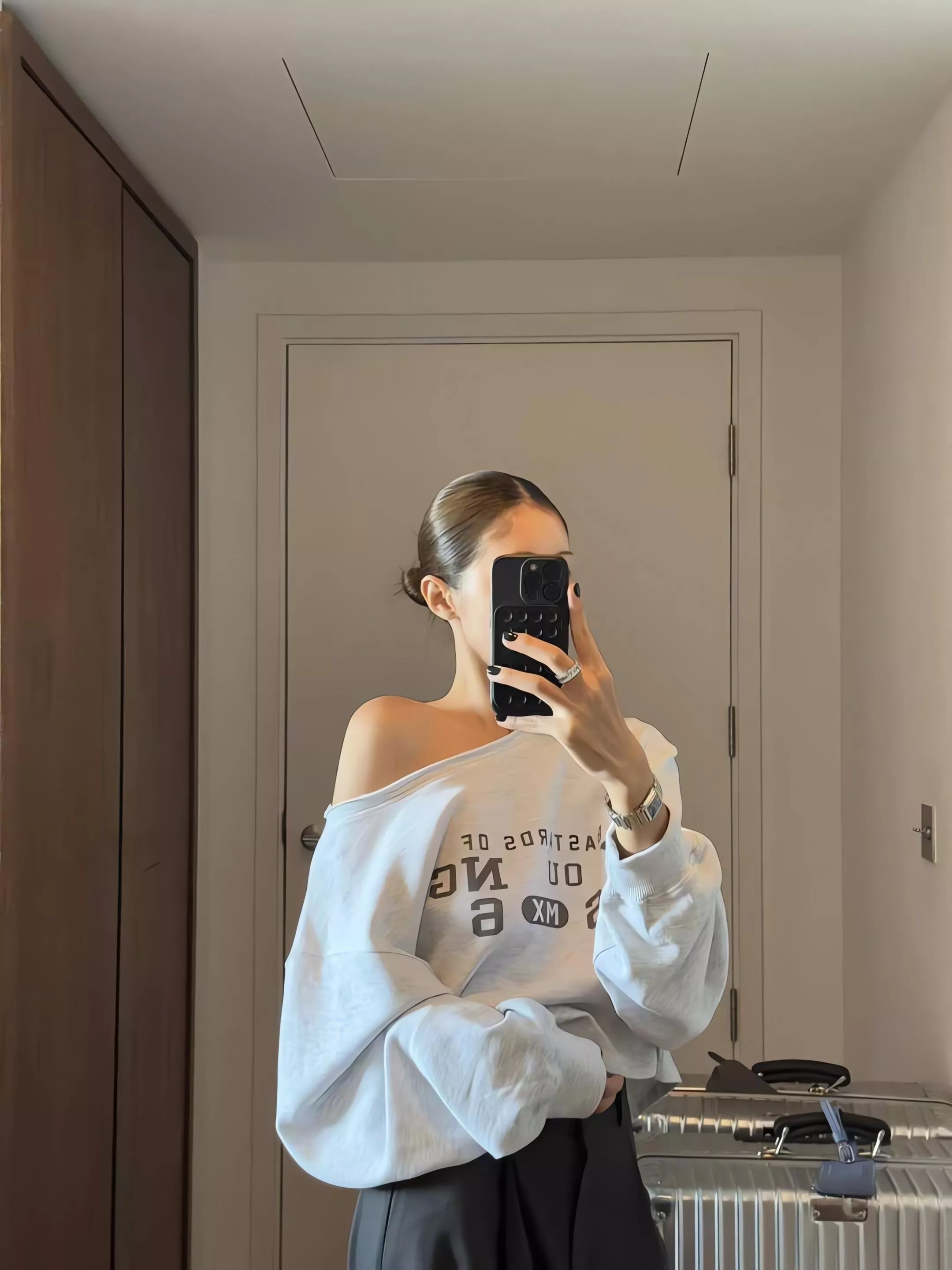 Outfit 露肩斜肩字母大學T 衛衣