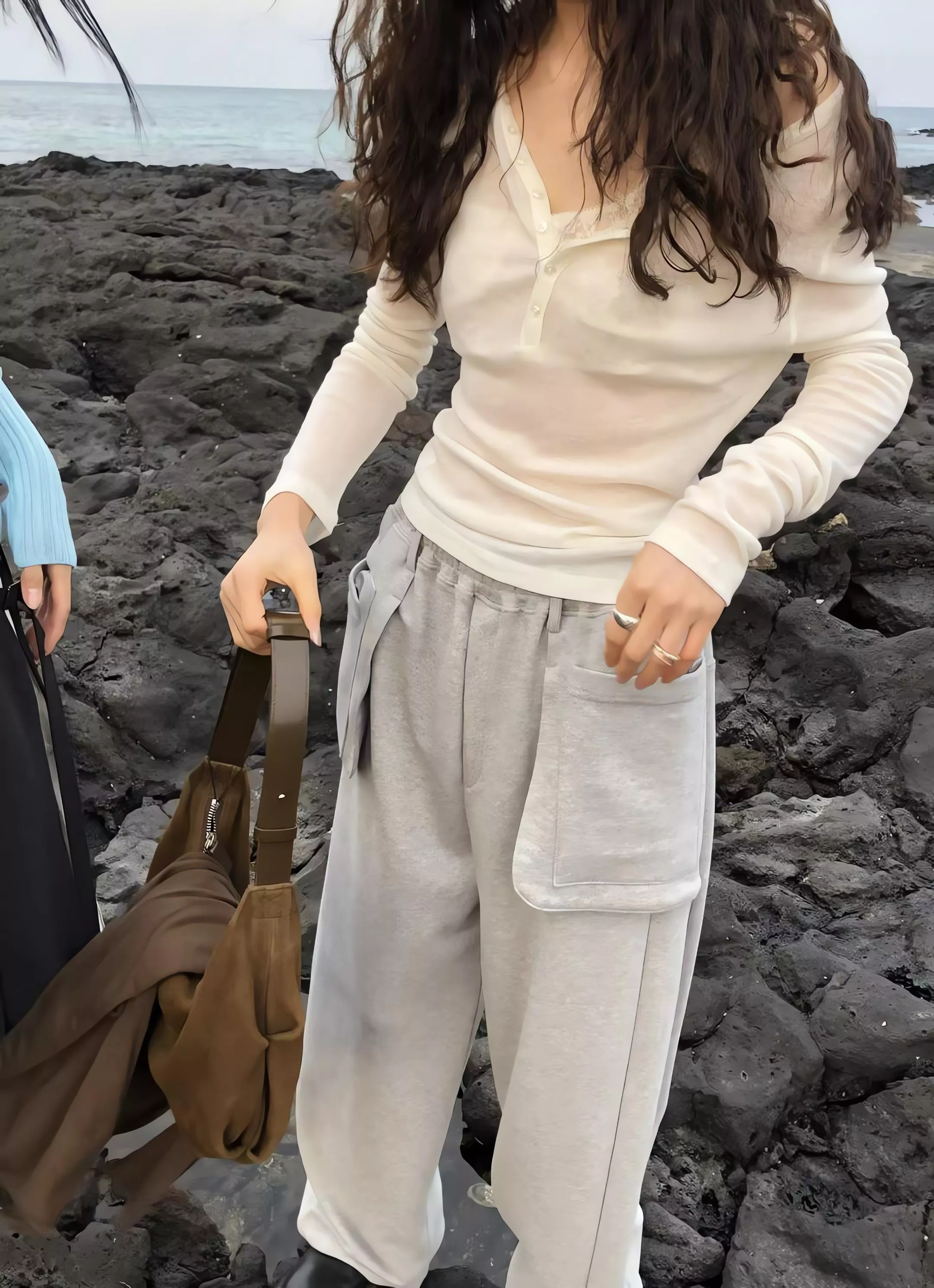 Lake 穿出呼吸感的慵懶 兩穿排扣透膚V領 T