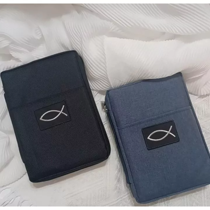 ✝️Bible 防水聖經書套 /尺寸64K 防水材質 / 金色銀色魚電繡標誌 / 隨機出貨 / 拉鍊式 / 側面附 "手提帶"