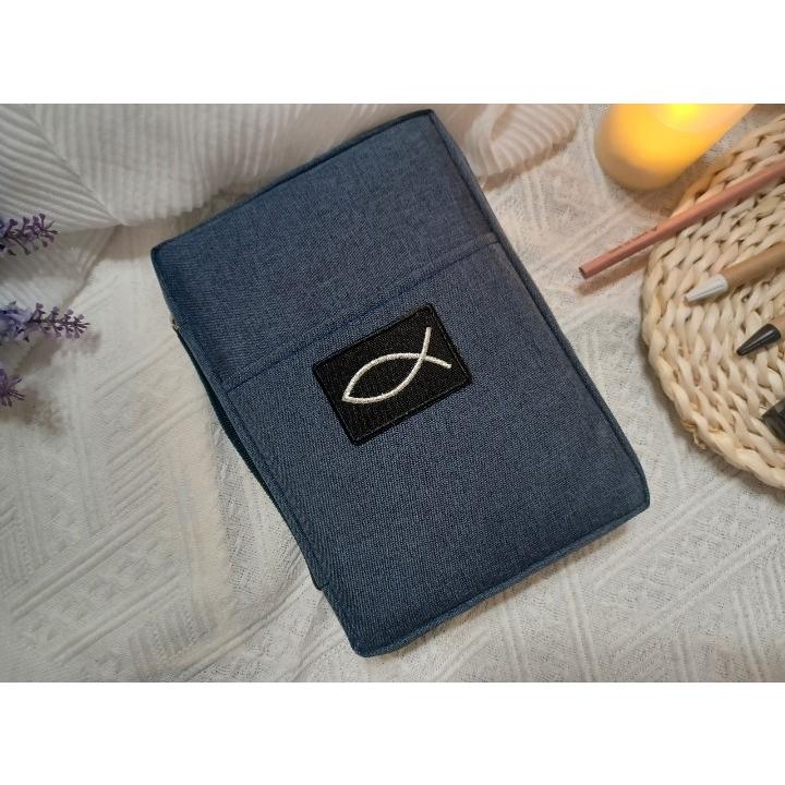 ✝️Bible 防水聖經書套 /尺寸64K 防水材質 / 金色銀色魚電繡標誌 / 隨機出貨 / 拉鍊式 / 側面附 "手提帶"