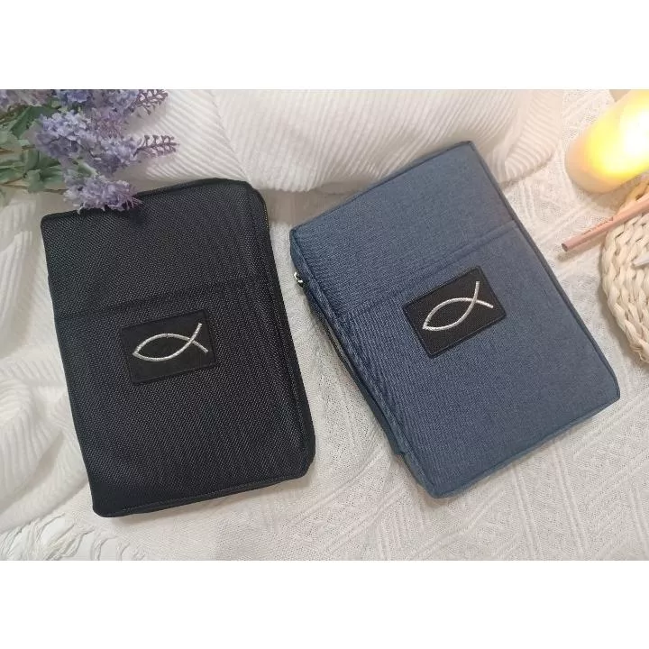 ✝️Bible防水聖經書 / 32K尺寸 / 防水材質 / 金色銀色電繡魚標誌隨機出貨 / 外部附口袋 / 拉鍊式