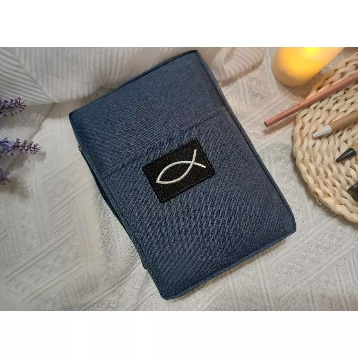 ✝️防水聖經書套 Bible/ 16K尺寸 / 防水材質 /金色銀色電繡魚標誌隨機出貨/外部附口袋 / 拉鍊式