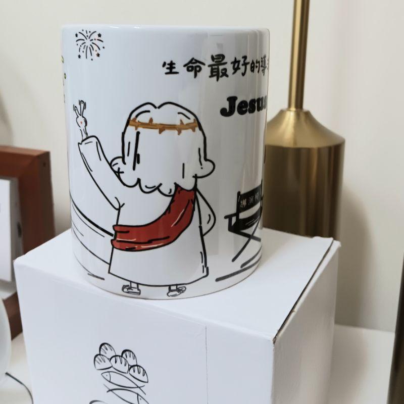 ✝️手繪插畫馬克杯 - 耶穌系列 / 生命最好的導演-耶穌 / 經文馬克杯 / 台灣鶯生產歌製作無毒杯