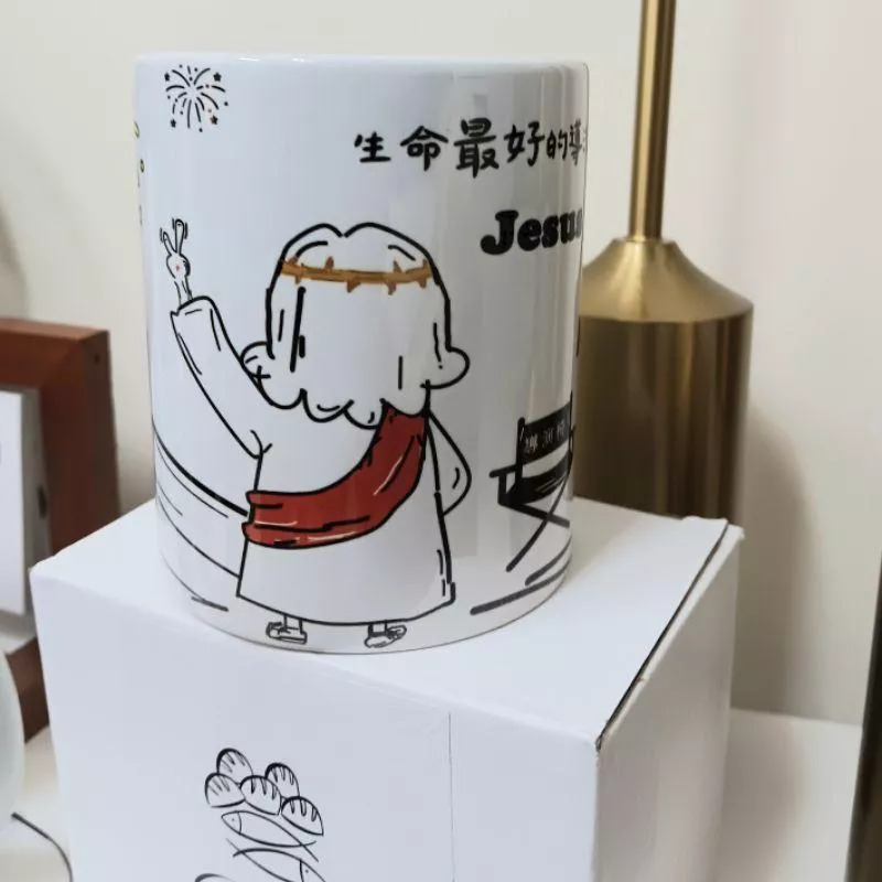 ✝️手繪插畫馬克杯 - 耶穌系列 / 生命最好的導演-耶穌 / 經文馬克杯 / 台灣鶯生產歌製作無毒杯