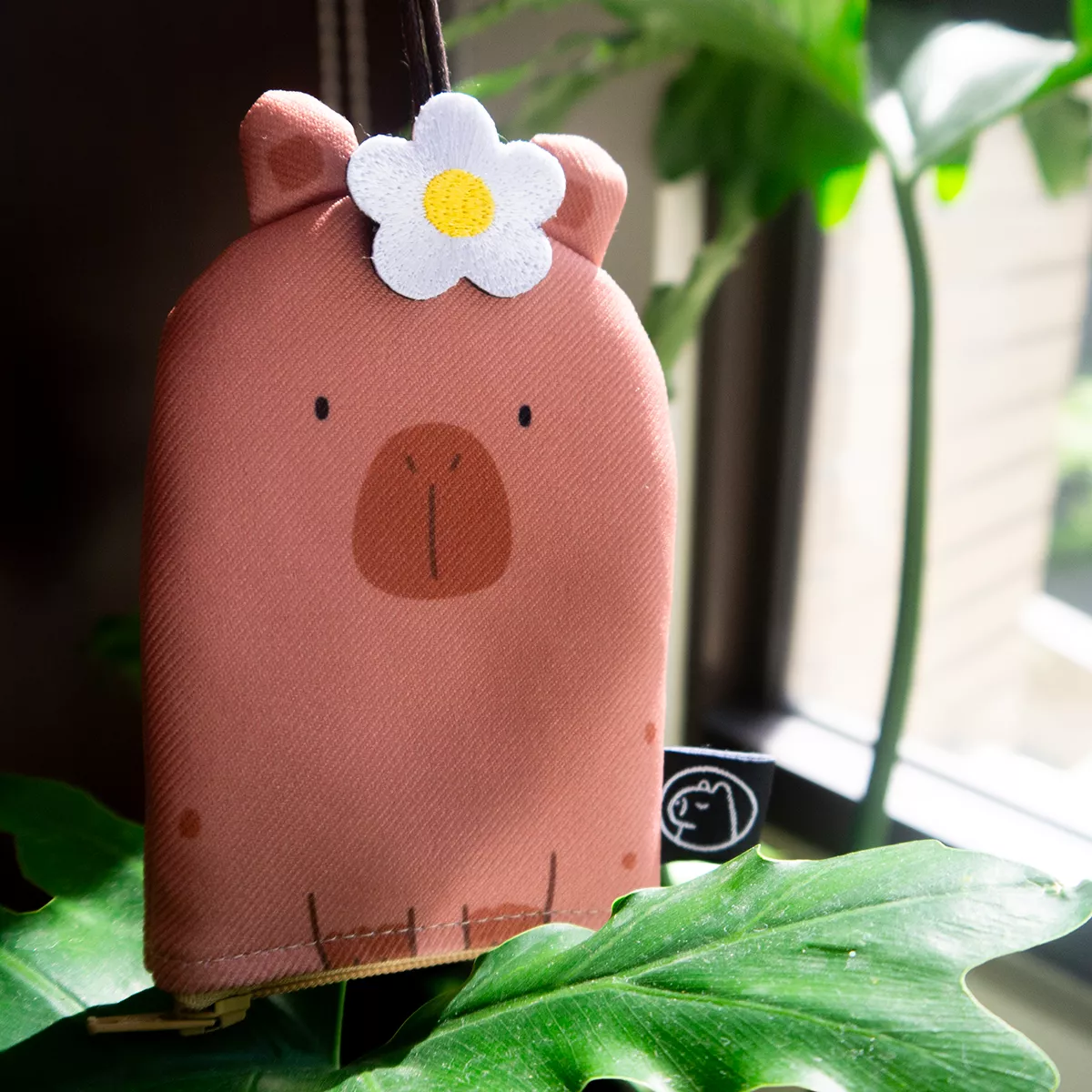 CAPYBARA 水豚店長 刺繡別針鑰匙包