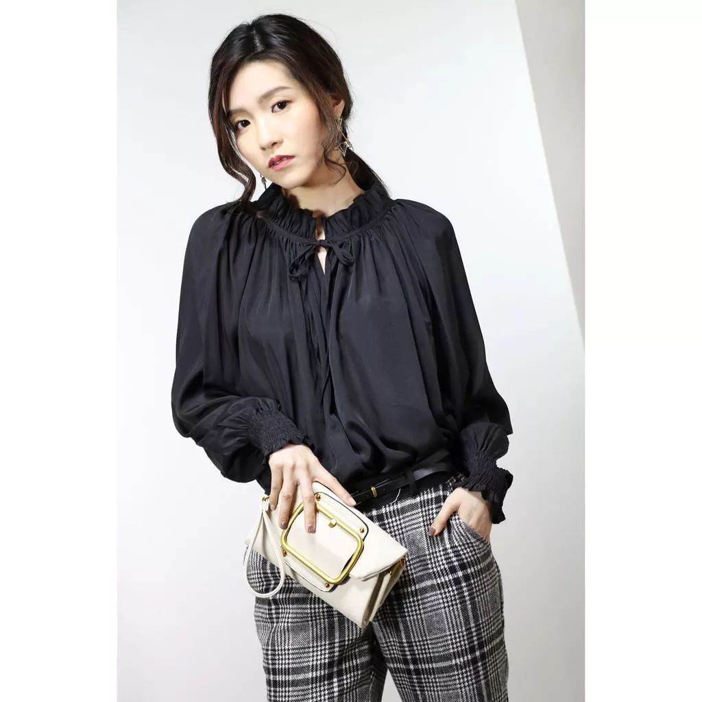 親膚優雅氣質領口蝴蝶結綁帶百搭抓皺泡泡袖OL寬鬆垂墜棉麻傘狀襯衫上衣‧黑色【K042】