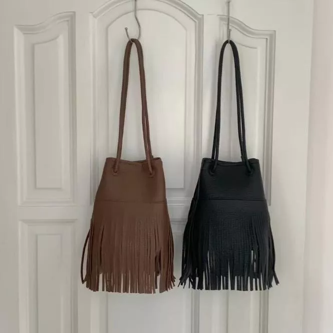 韓系時尚 流行 率性 簡約 素色 流蘇包 斜背包 側背包 小包包 包包