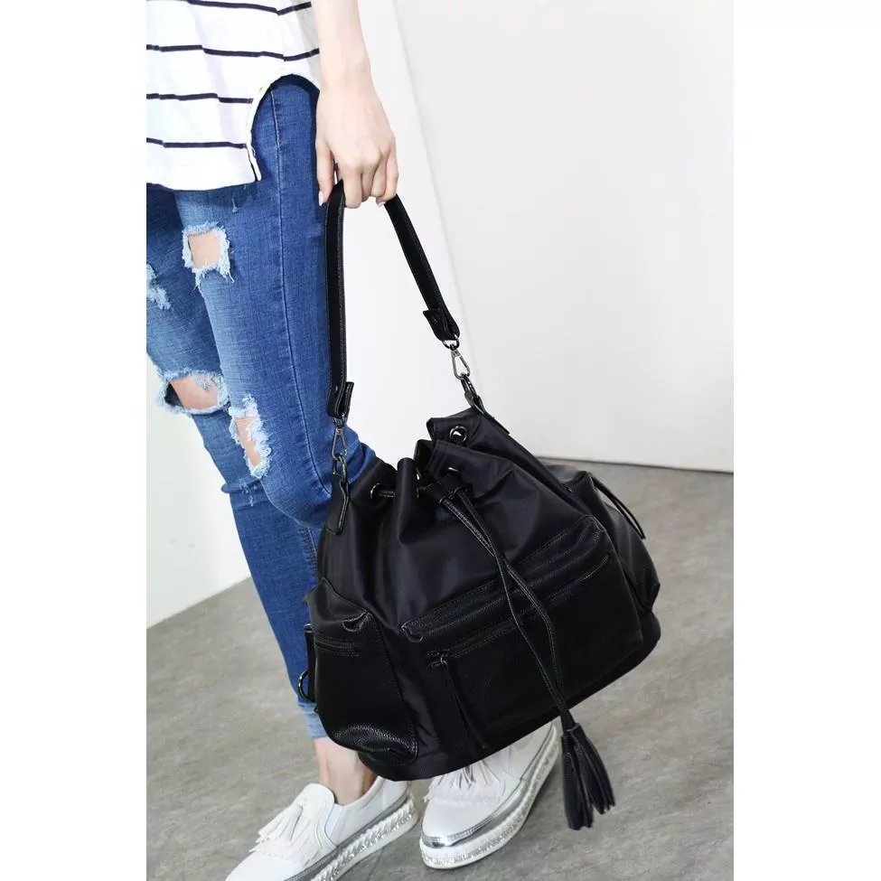 大容量率性素面防水布拼接皮革流蘇束口水桶包尼龍包雙肩包/附斜背帶後背帶 黑色 帥性 包包