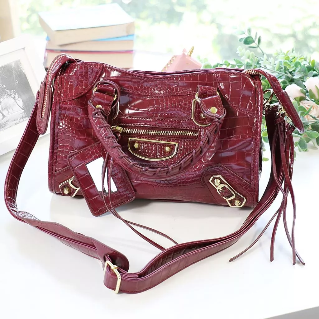 (酒紅色)韓國時尚款 簡約金邊 鱷魚紋皮革機車包 中小款 包包 女包  (附鏡子+斜背帶) 包包