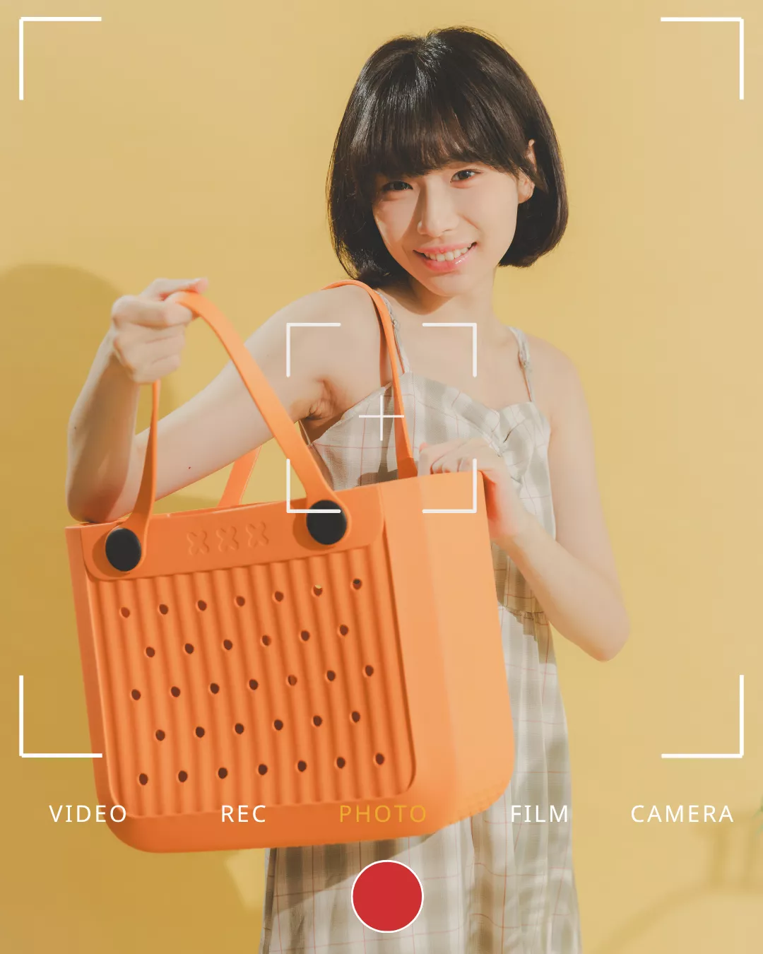 手提橘色EVA洞洞包的女性，展示Dot.Carry