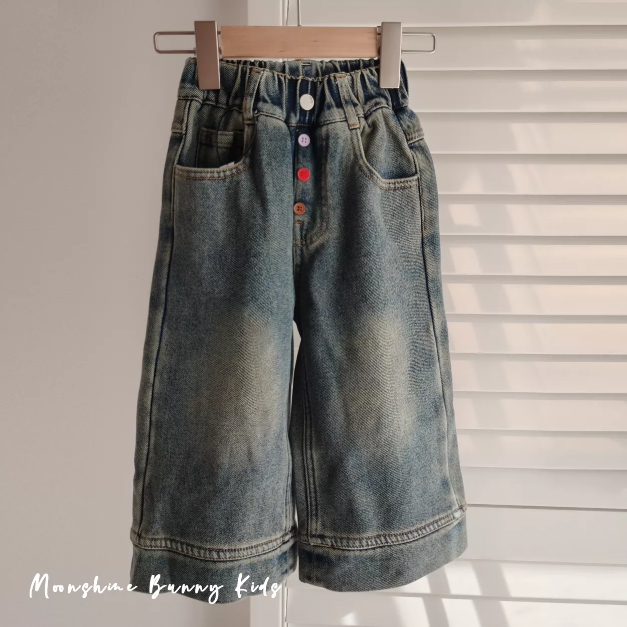 彩色鈕扣一體絨寬版牛仔褲