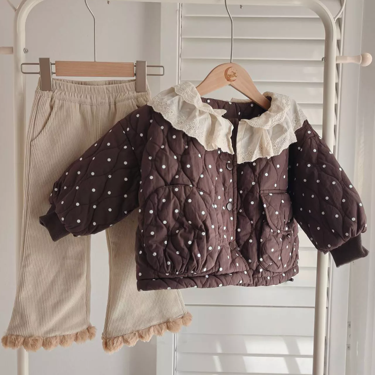 蕾絲領白色圓點鋪棉外套