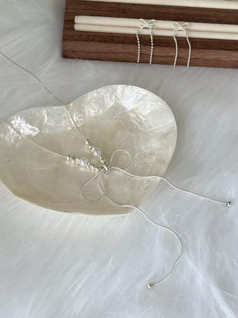 珍珠點綴頸間設計線條感項鍊｜精緻配件｜穿搭加分