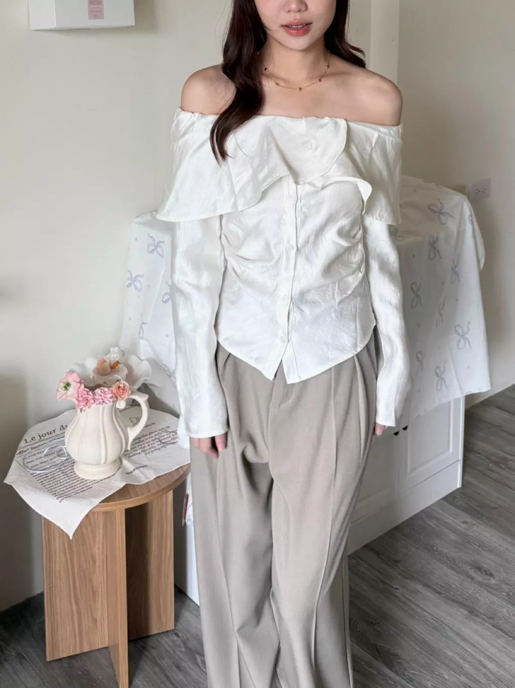 小巴黎女王緞面荷葉一字領｜約會