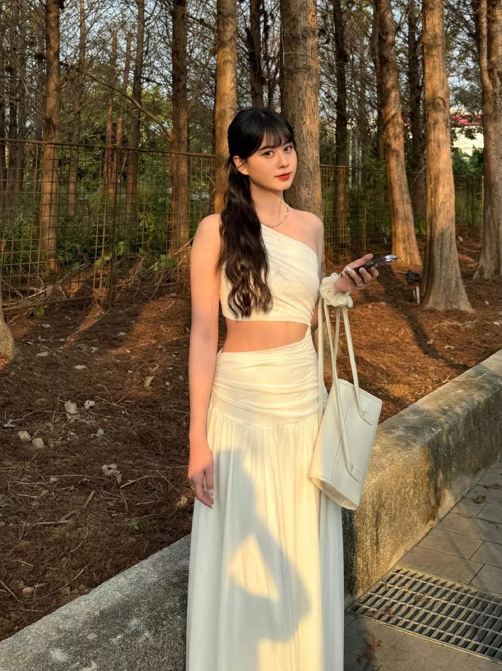 [現貨] 浪漫雲摺斜肩抓皺長洋裝｜側腰挖空｜修身顯曲線