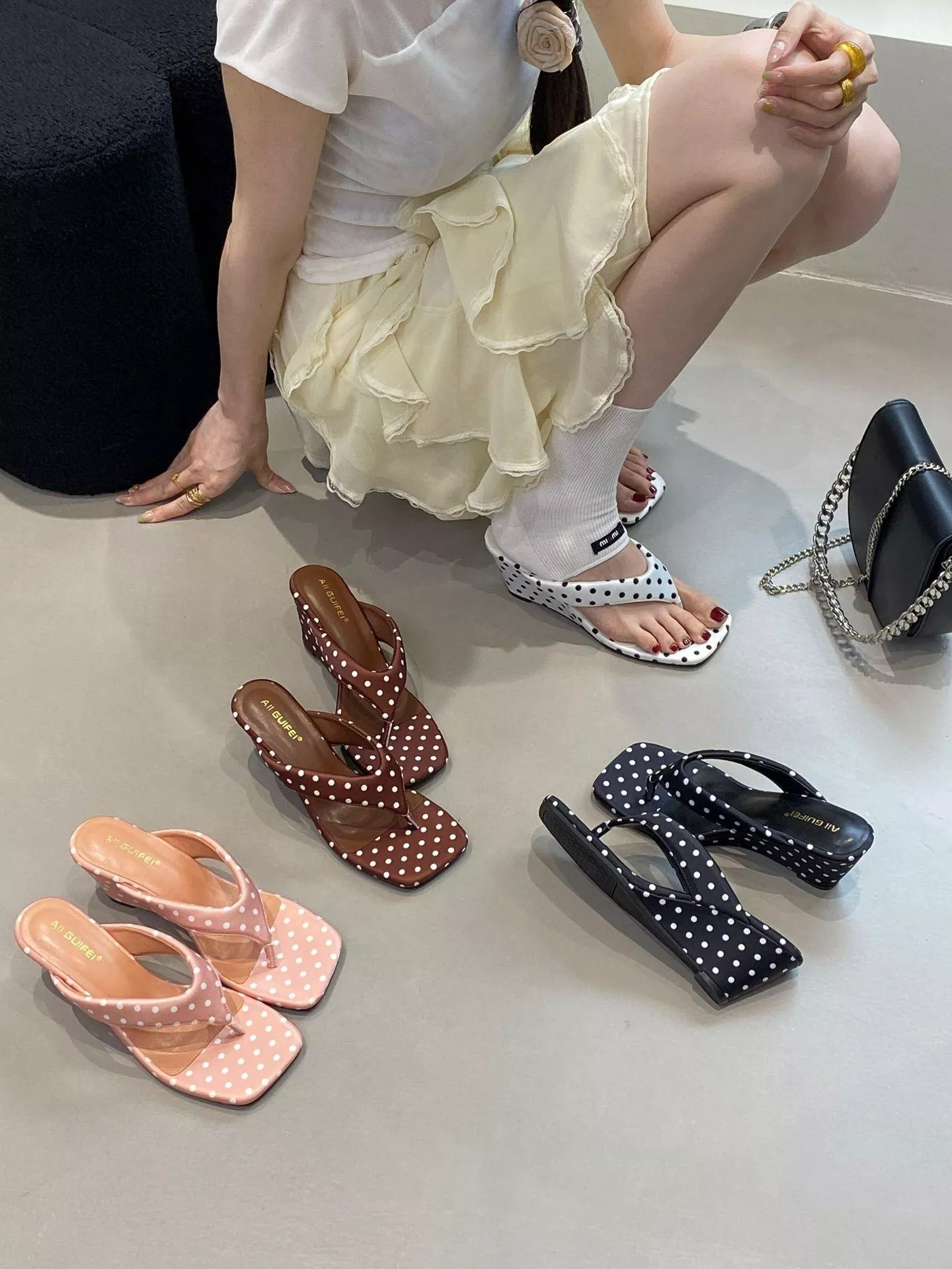 2026夏季時尚方頭綢緞波點人字拖A2658