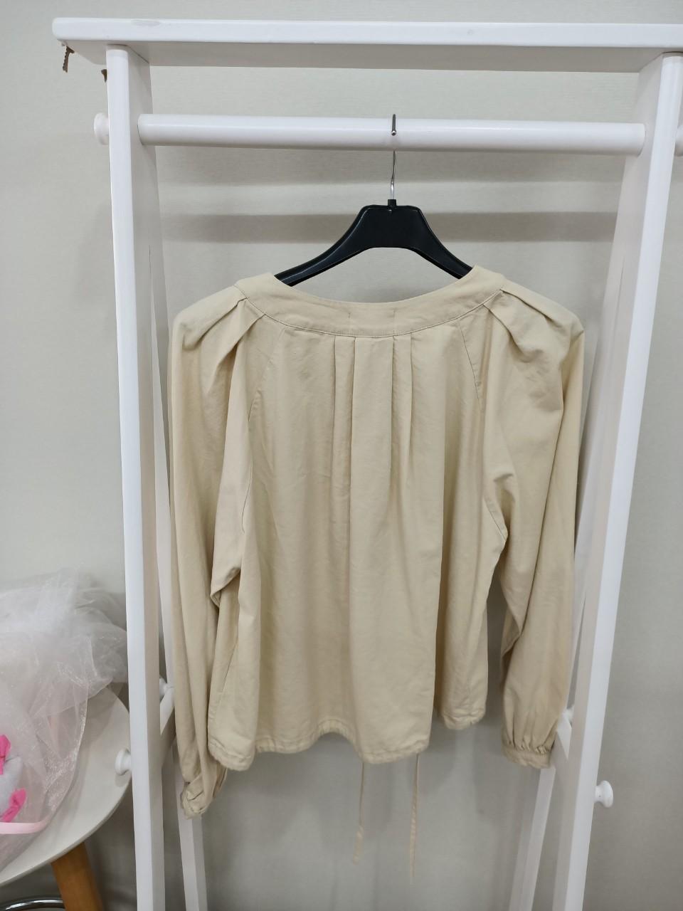 短版圓領襯衫(價格詢問請加賴ID:073106108一對一客服)