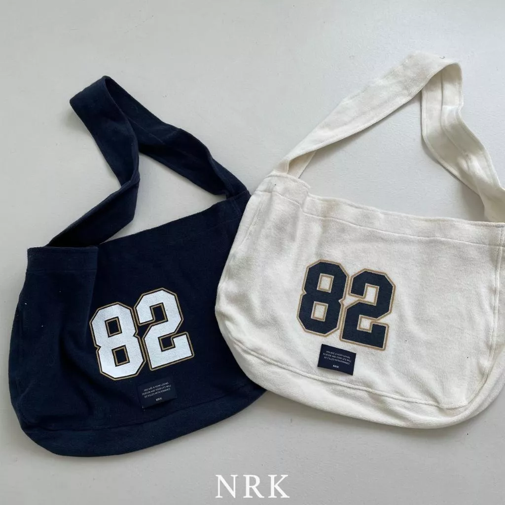 Nrk 25P 絨布數字造型斜背包