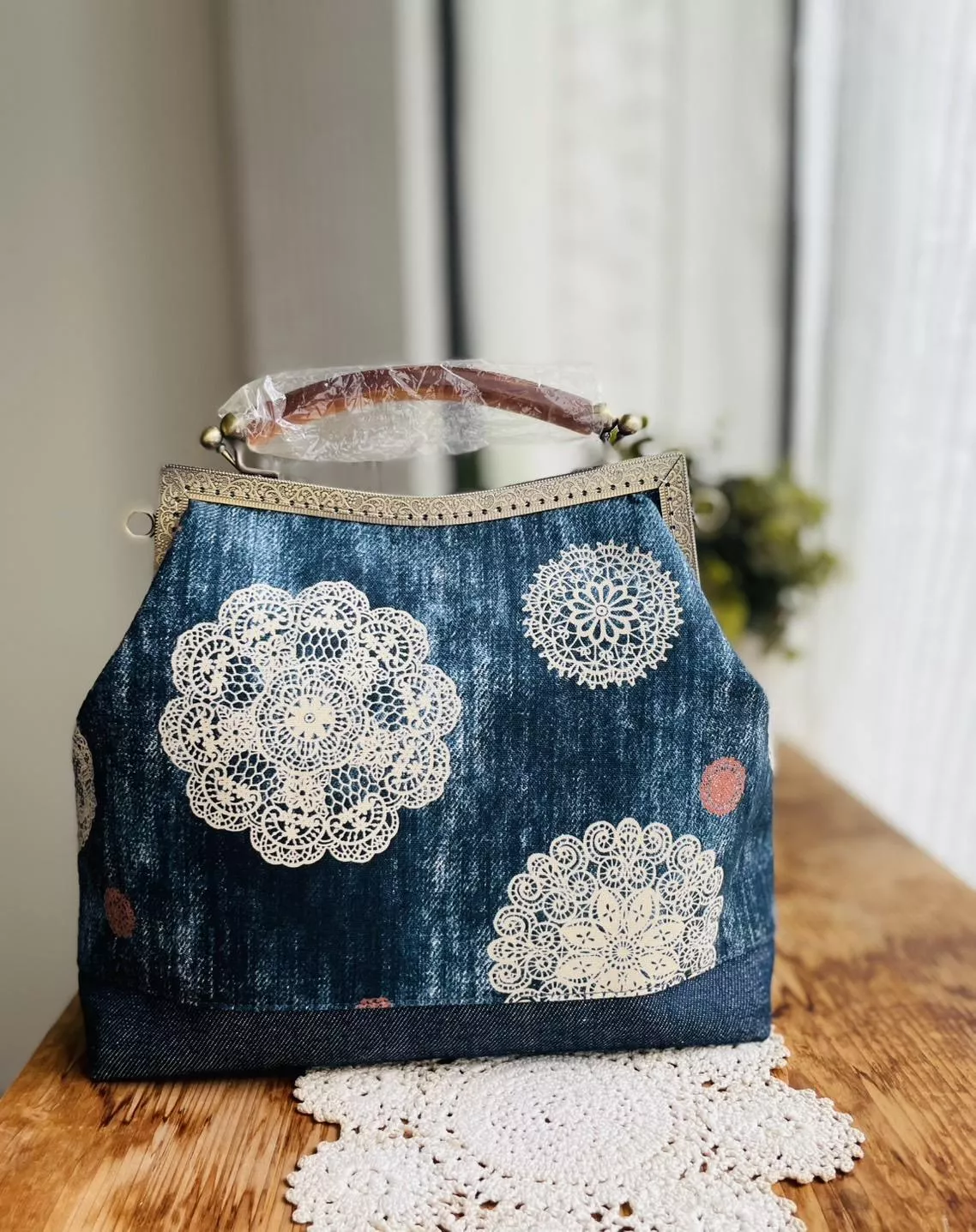 牛仔蕾絲口金側包