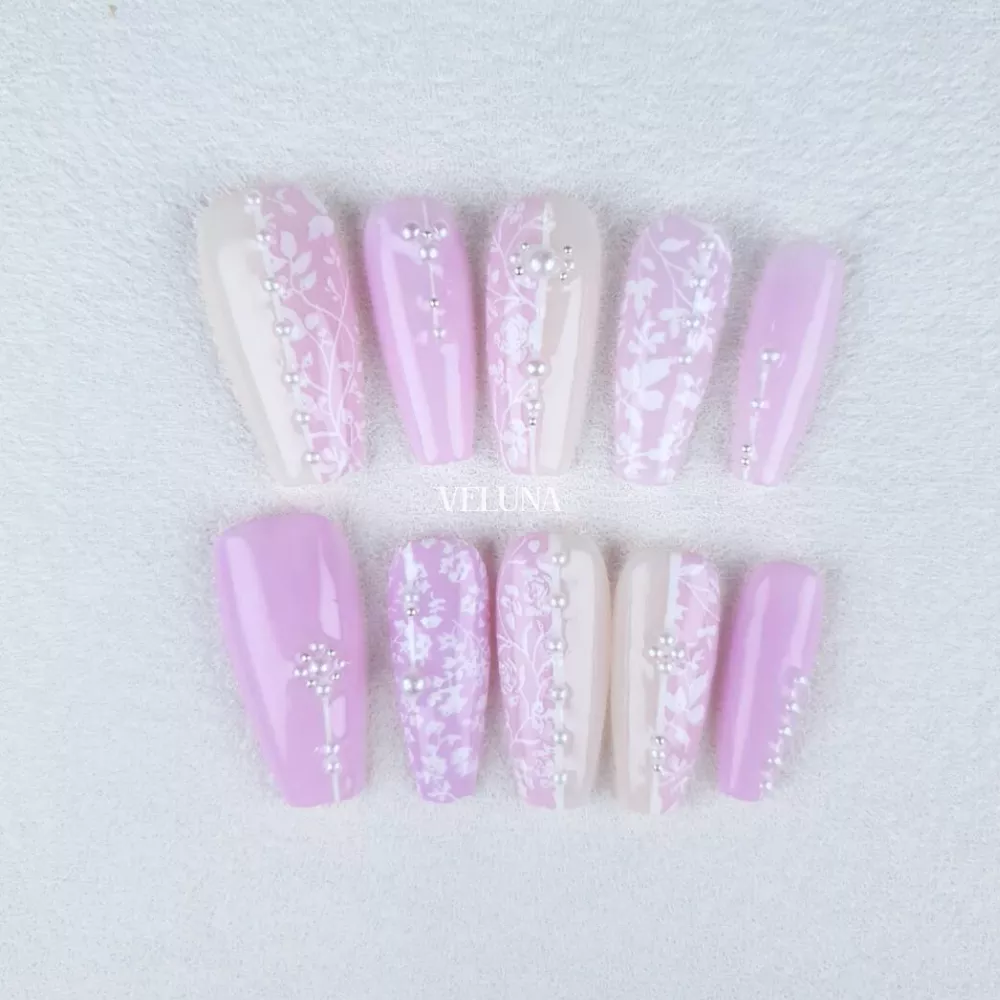 繡語晨光（Embroidered Dawn）