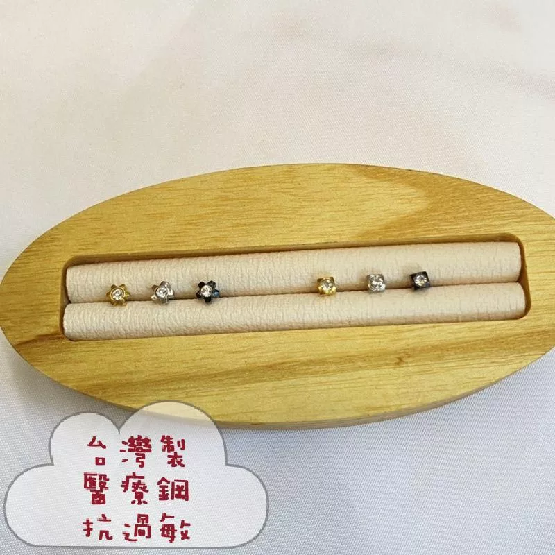 阿君的店 台灣製 MIT 316不鏽鋼抗過敏 迷你文青小花方形後鎖耳環