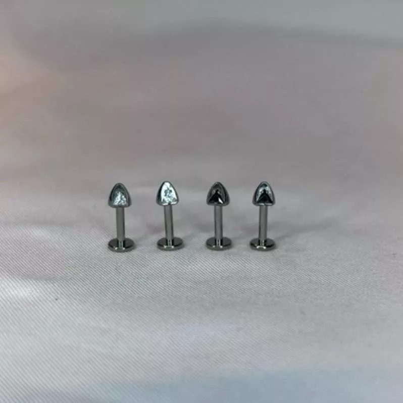 阿君的店 ｜ 醫療鋼 抗過敏 迷你小貓耳朵水鑽尖耳環