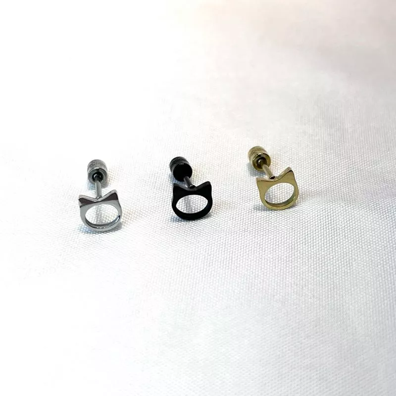 阿君的店｜台灣製 醫療鋼抗過敏 可愛貓咪線條摟空後鎖轉珠耳釘耳環