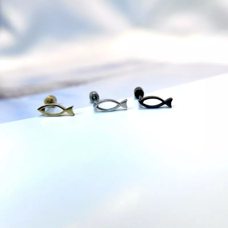 阿君的店｜台灣製 醫療鋼抗過敏 魚兒線條摟空後鎖轉珠耳釘耳環