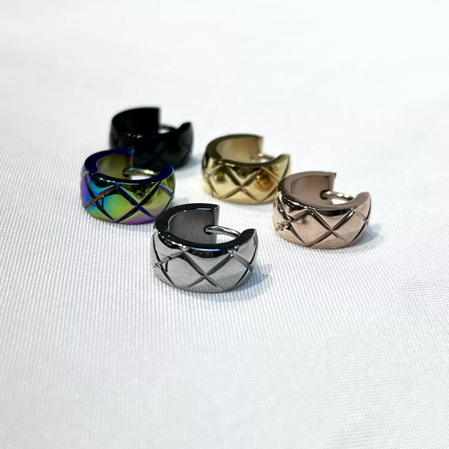 阿君的店｜台灣製 316L醫療鋼 菱形格紋雕刻易扣耳圈耳環