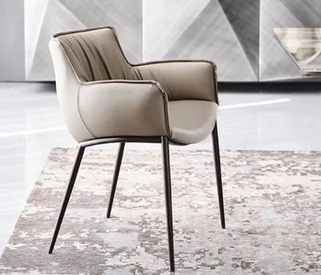 輕羽拾影｜弧形扶手仿皮餐椅