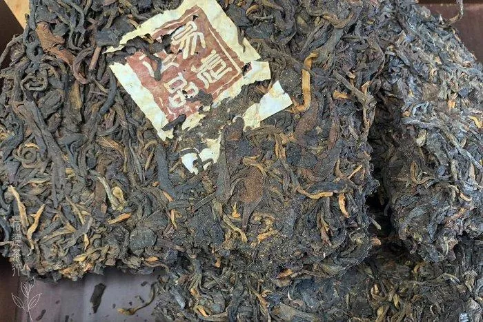 🍃70年代 易武正品青餅散塊200克｜酒紅湯色 蜜香樟香 陳韻悠長 茶氣足｜信德茶行・台灣現貨📦