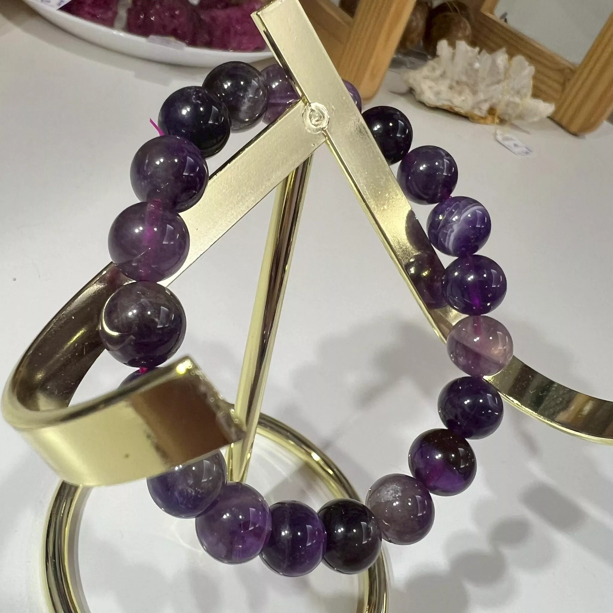 🌫💜 深色紫兔毛 × 靜謐而強大的力量 💜🌫 10mm 紫兔毛水晶手串｜深色調 × 礦絲細密 × 靜心沉穩能量  這條10mm 深紫兔毛手串，